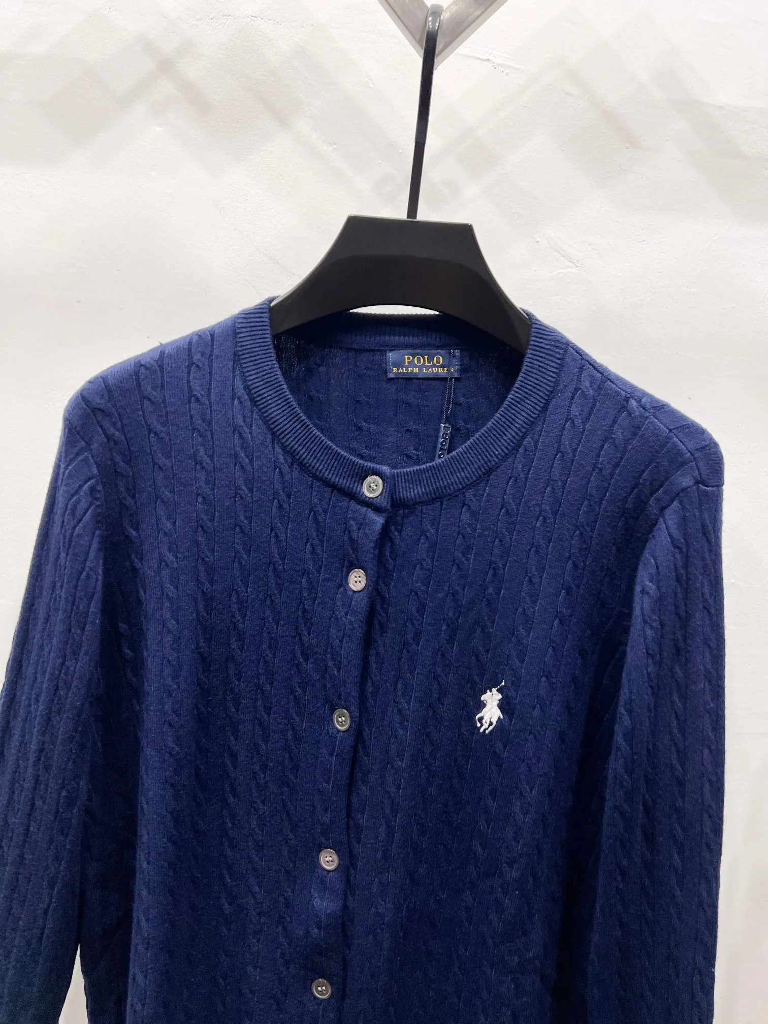 P180 Style number: (Q056) Ralph Lauren classic round neck solid color pony embroidered logo knitted cardigan long sleeves Ralph Lauren classic basic versatile twist knitted cardigan long sleeves Main supply platform live broadcast Wholesale entities Replenish when out of stock Not removed from the shelves Quality 1:1 version Complete three labels Correct version of pony logo Imported quality cotton yarn Focus on high-end Cost-effective Good quality Needless to say Zhao Lusi's same style is really amazing. It's so sweet. I'm so pretty. This cardigan is really good-looking. The upper body is simple and easy to wear. It's a must-have for goddess ootd. Good-looking clothes are never picky. A must-have in the wardrobe of goddesses. Size: S-XL. Color: black, apricot, gray, navy blue, red, white.